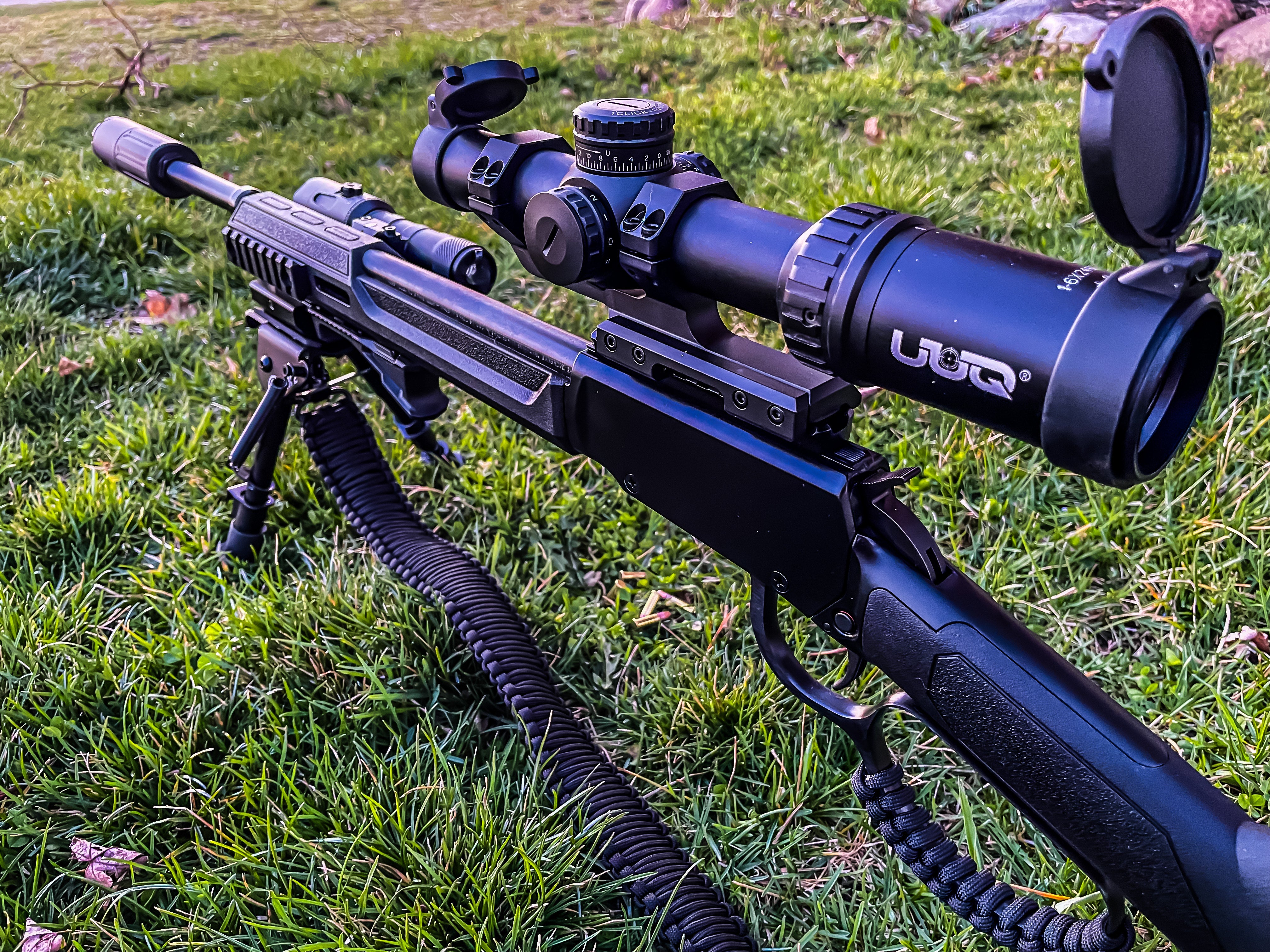 UUQ Leopard Speed Series LPVO scope mounted on a rifle, suitable for close-range rapid shooting and mid-range precision shooting. Specifically designed for AR-15 and other carbines, it features high-definition optical lenses, 11-level red illumination, anti-reflective coated lenses, and precision reset turrets.