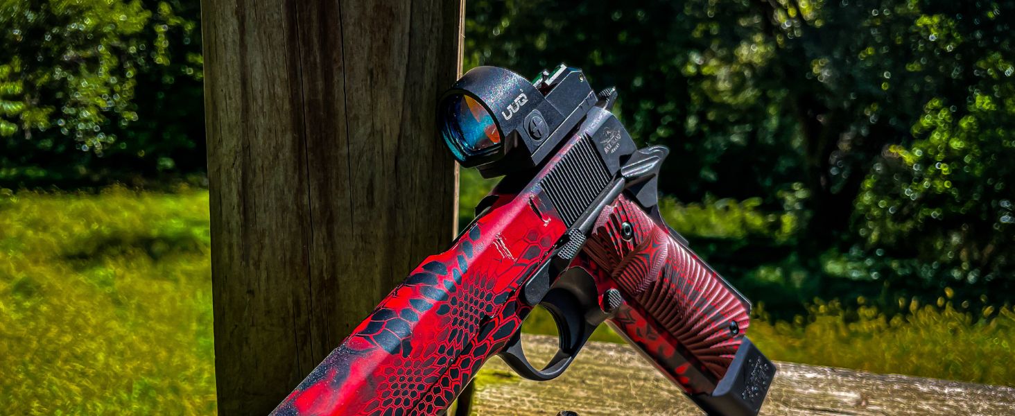 UUQ Eagle C28F Fiber Red Dot Sight mounted on a red painted handgun, with an outdoor background, showcasing the product in actual use.
