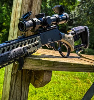 Showing the UUQ Aspire ED Series LPVO Scope mounted on a rifle, with an outdoor background.