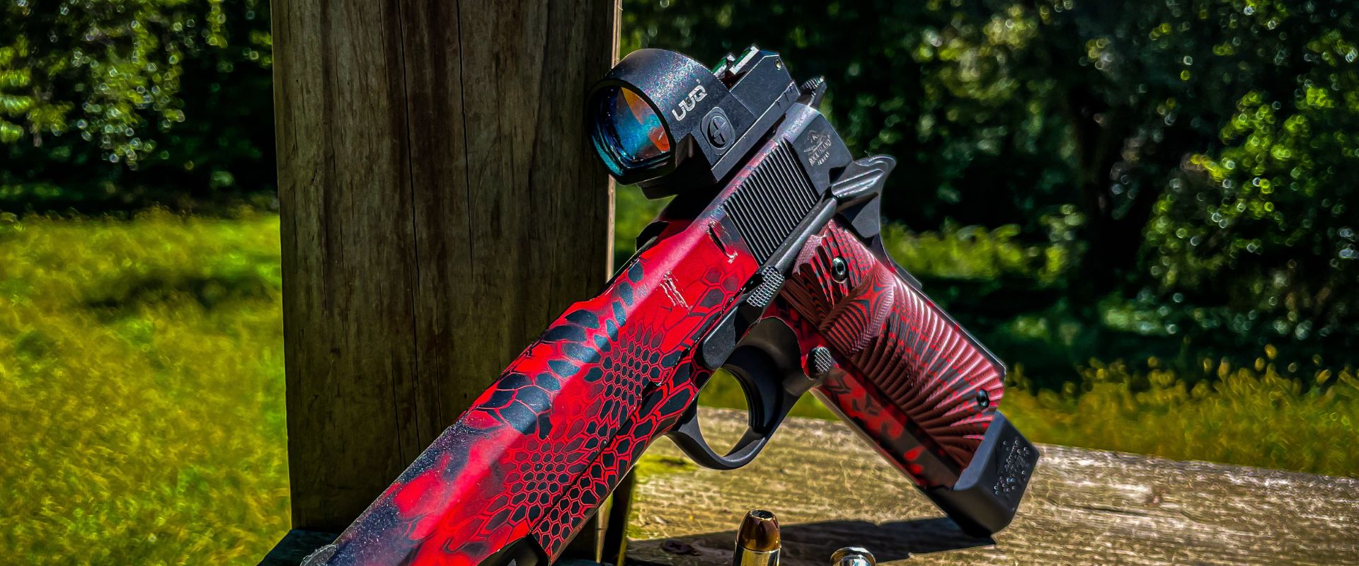 Important installation tips for UUQ red dot sights, including confirming pistol slide cut, following adapter manufacturer's instructions, and using blue thread locker with reasonable inch-pound torque specifications.