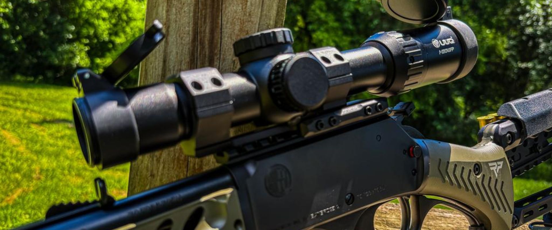 Showing the UUQ Aspire ED Series LPVO Scope mounted on a rifle, with an outdoor background.